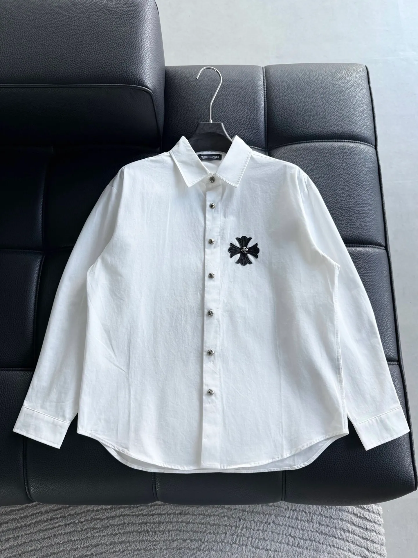 P500 Chrome Hearts leather cross leather embroidery shirt jacket! OS version can be worn by both men and women! The fabric is made of twill gauze cotton fabric! The texture is clear and smooth, not easy to wrinkle or fade! The embroidery process is complex and repetitive, and the requirements for the embroidery machine are very strict. The distance is always 45 centimeters! It won’t work if the spacing is too big, and it won’t work if it’s too small! The hardware is all carved and cast. This piece of clothing consumes a lot of material. More than 3 meters of material is used for one piece of clothing! After the garment is made, it needs to be fixed at high temperature, washed at a water temperature of more than 70 degrees, and softened by adding softener to make the upper body softer and smoother!   Color: black white Size: m-3xl Style number: 5878